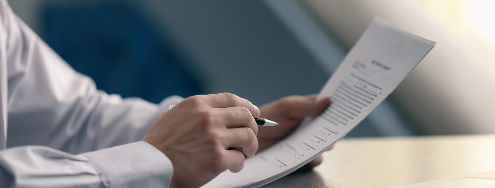 Homem analisando termos, procurando possível multa contratual