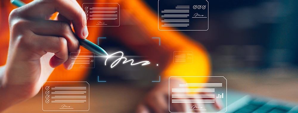 Pessoa utilizando caneta digital para assinar contrato eletrônico em uma tela, com elementos visuais representando documentos digitais e assinatura digital.